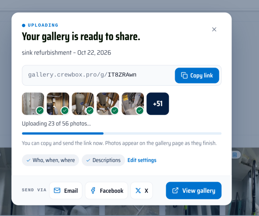 Tu galería está lista para compartir: el enlace de la galería con Copiar enlace, el progreso de subida y los botones Correo, Facebook y X